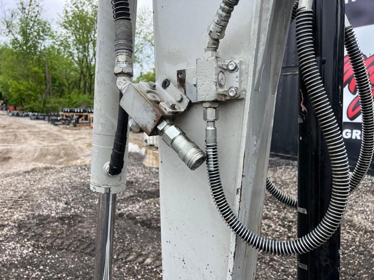 2018-takeuchi-tb260-image-12