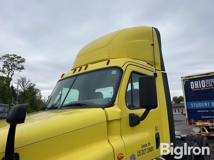 2016-freightliner-cascadia-125-image-13