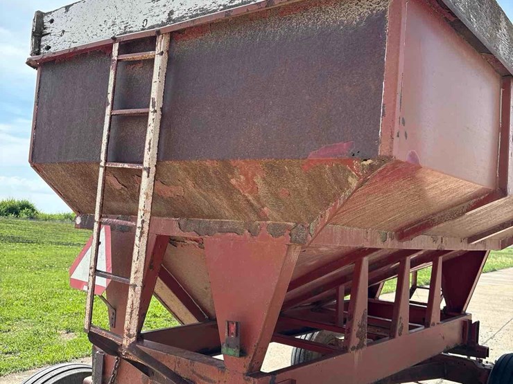 lundell-350-bushel-gravity-wagon-image-19