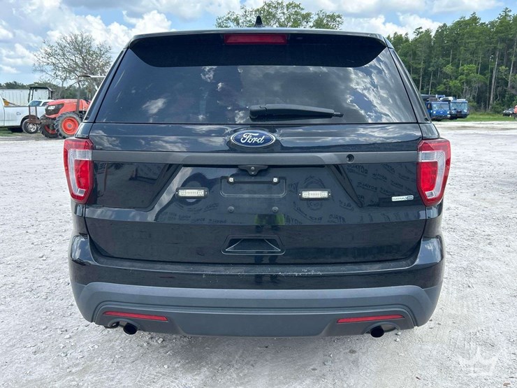 2017-ford-explorer-image-16