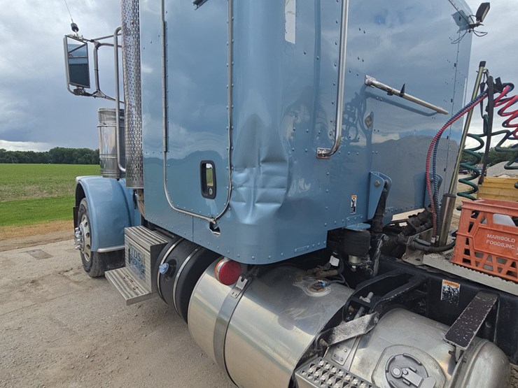 2013-peterbilt-388-image-87