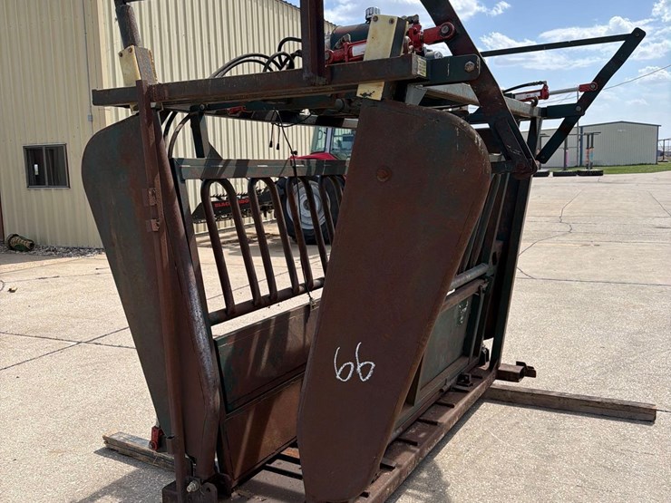 behlen-country-7ft-hydraulic-cattle-squeeze-chute-image-6