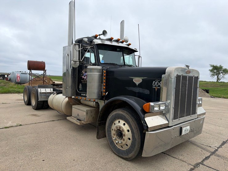 2000-peterbilt-379-image-3
