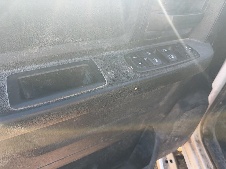 2014-dodge-3500-image-27