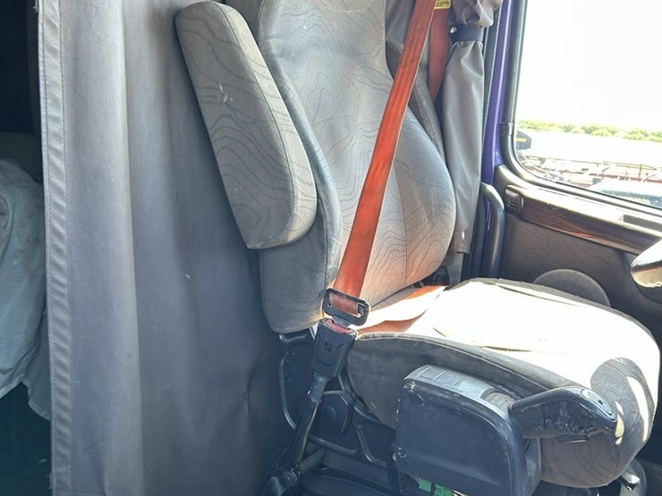 2015-volvo-vnl42t670-image-19