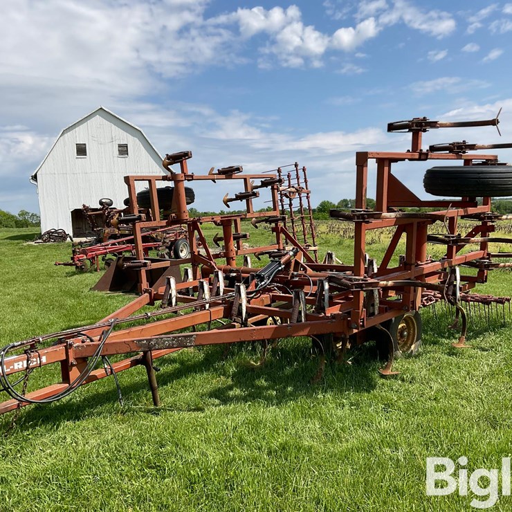 Wil-Rich Field Cultivator