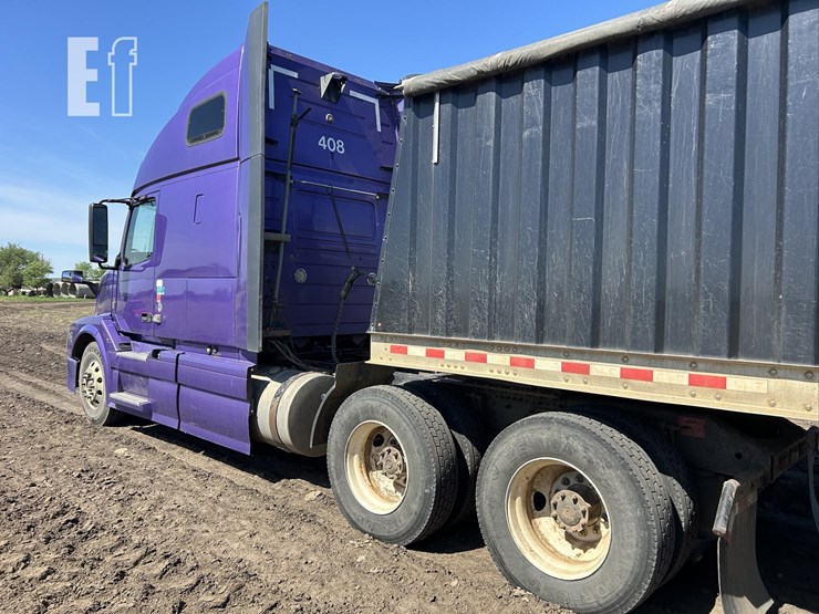2015-volvo-vnl42t670-image-57