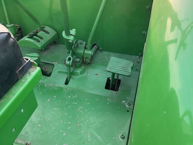 john-deere-820-image-44