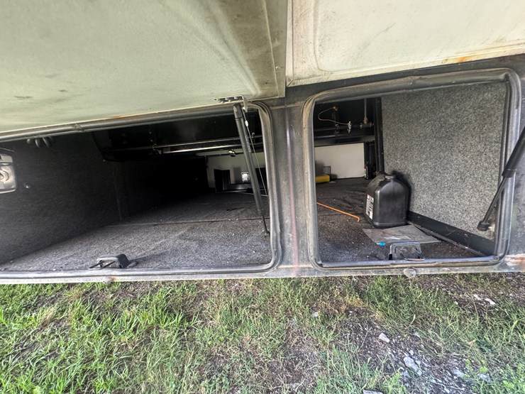 2003-gulfstream-motorhome-with-(4)-slideouts-cummins-diesel-pusher,-allison-automatic-image-15