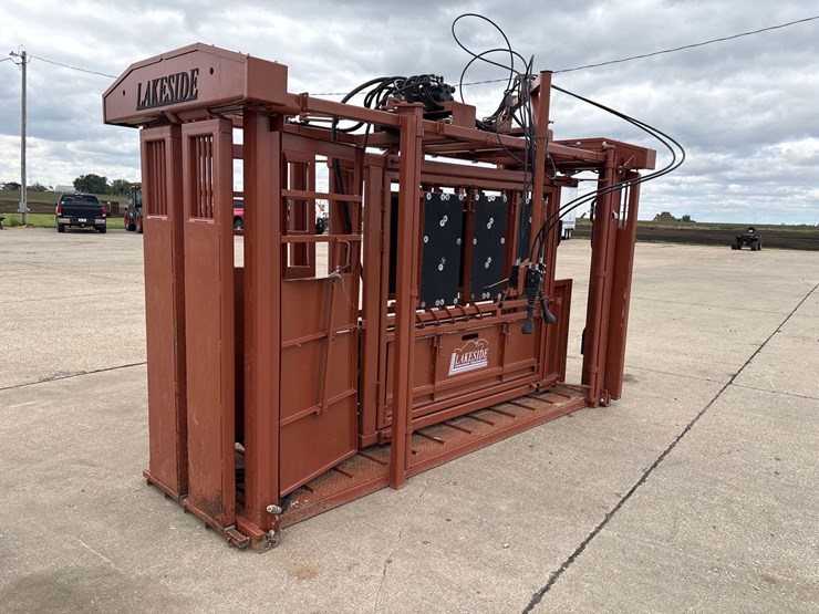 lakeside-11ft-hydraulic-squeeze-chute-image-3