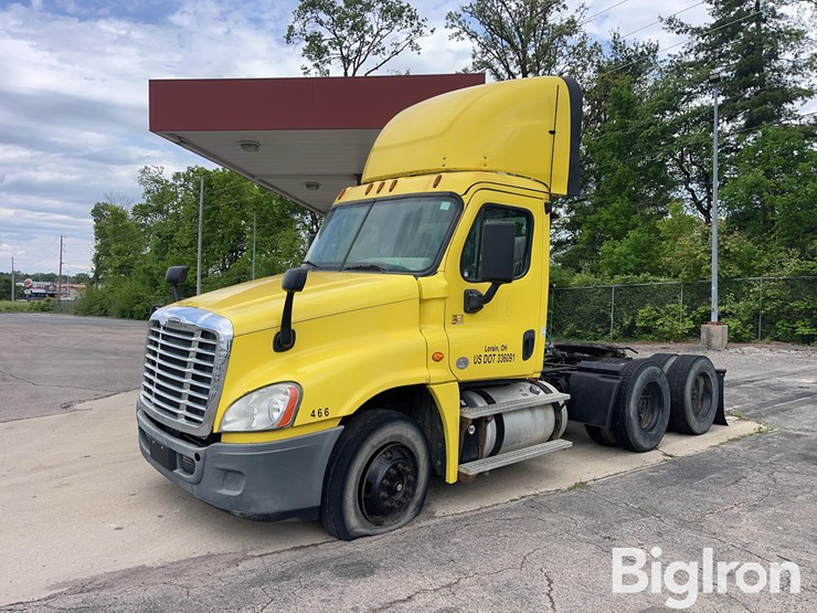 2016-freightliner-cascadia-125-image-1