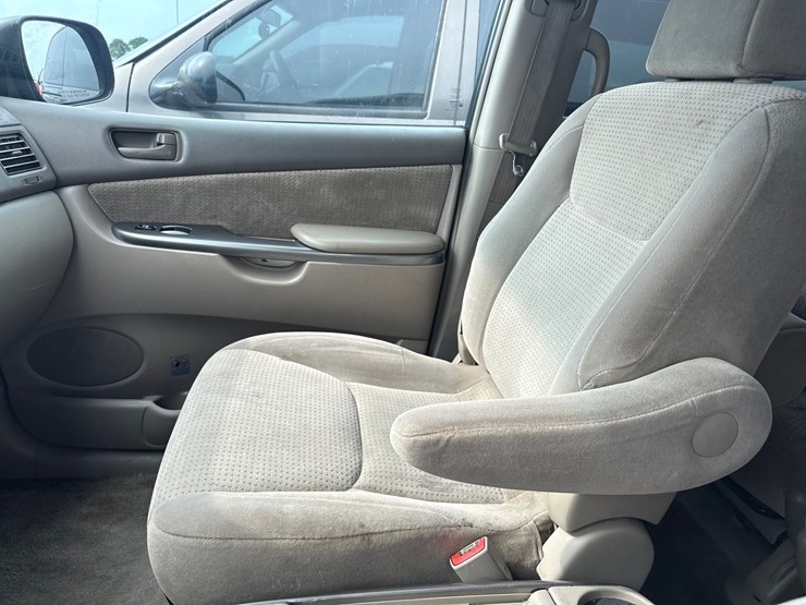 2009-toyota-sienna-image-22