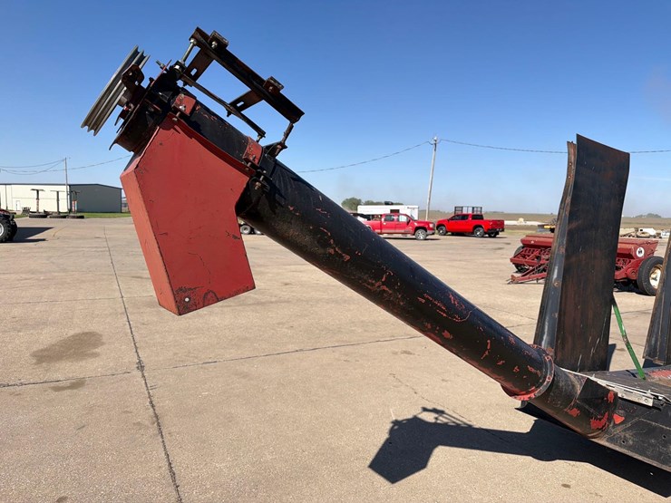 driver-over-hopper-with-unload-auger-image-5