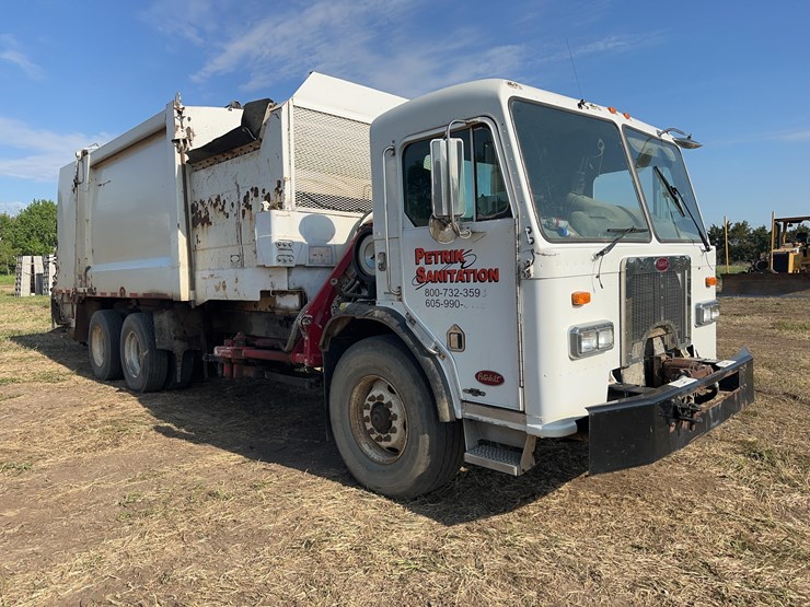 2004-peterbilt-320-image-2