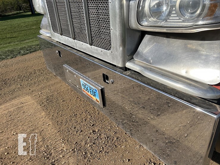 2017-peterbilt-389-image-16