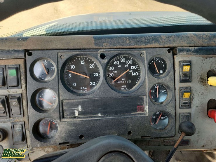 2000-freightliner-fl112-image-8