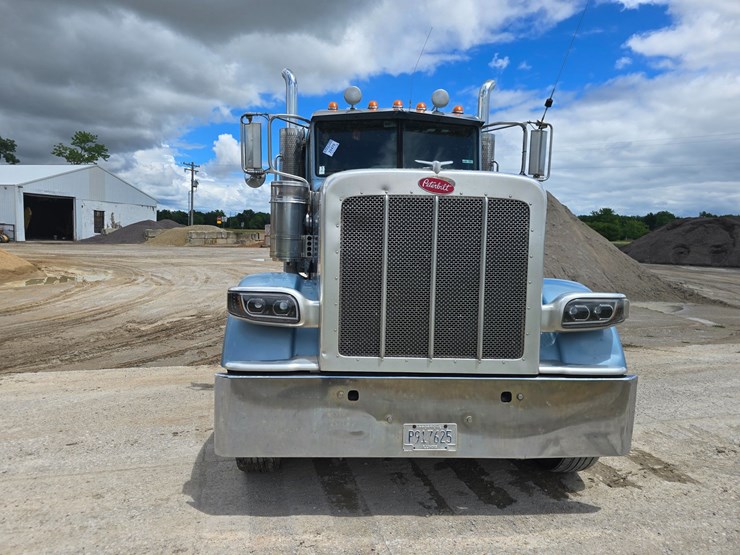 2013-peterbilt-388-image-36