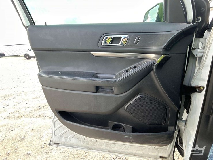 2016-ford-explorer-image-11