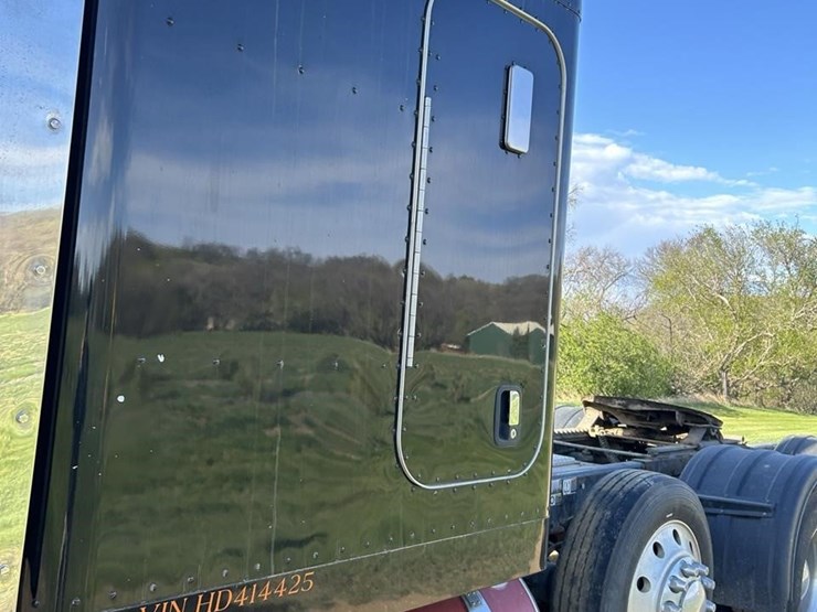 2017-peterbilt-389-image-9
