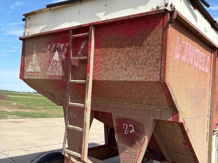 lundell-350-bushel-gravity-wagon-image-11