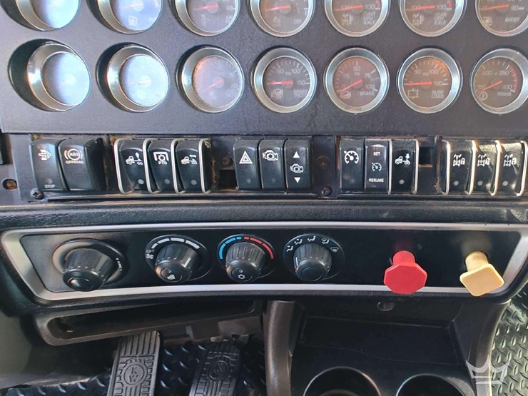 2012-kenworth-t800-image-9