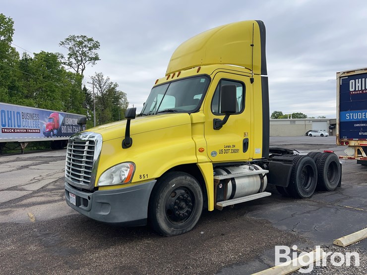 2016-freightliner-cascadia-125-image-1