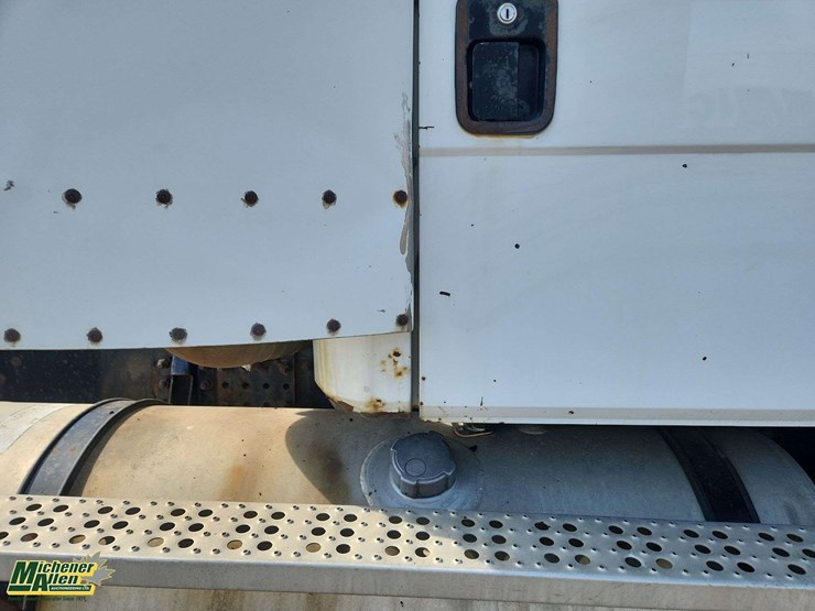 2000-freightliner-fl112-image-28