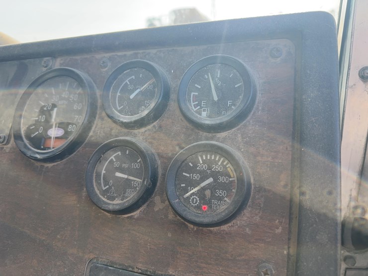 2004-peterbilt-320-image-15