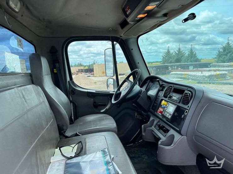 2015-freightliner-m2-106-image-20
