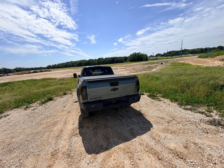 #24066-•-2011-chevrolet-silverado-pickup-truck-image-4