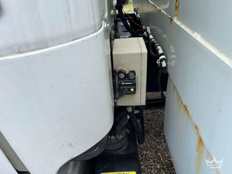 2015-freightliner-m2-106-image-42