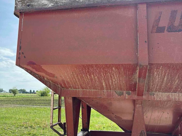 lundell-350-bushel-gravity-wagon-image-17