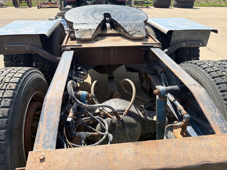 1981-peterbilt-359-image-8