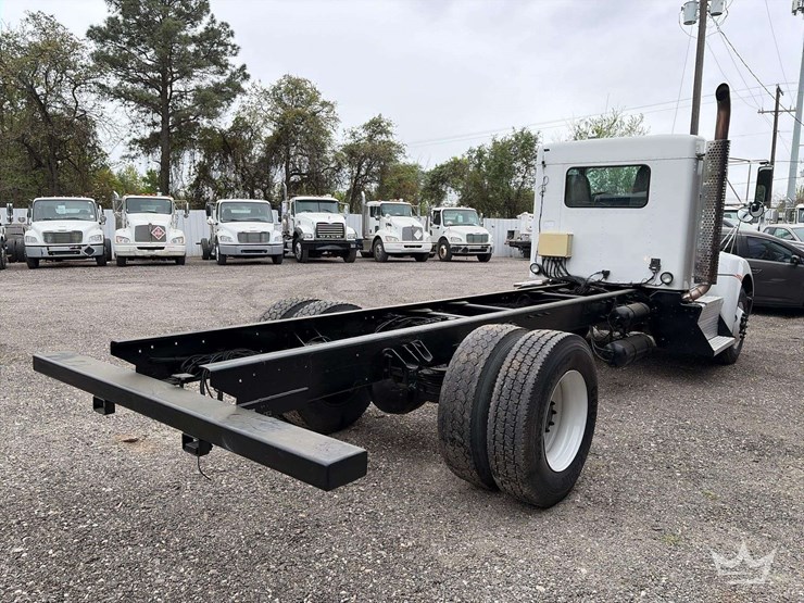 2011-kenworth-t300-image-3