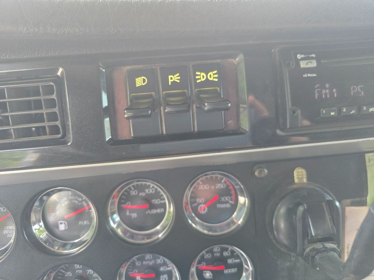 2015-kenworth-t800-image-70
