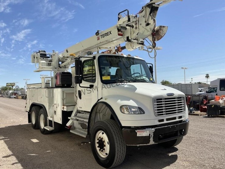 2011-freightliner-m2-106-image-5