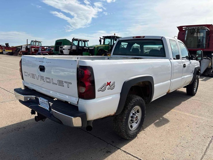 2004-chevrolet-2500hd-image-3