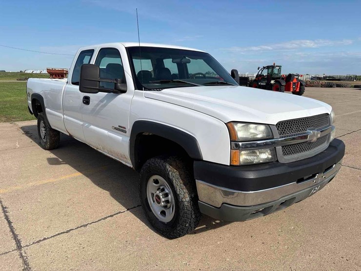 2004-chevrolet-2500hd-image-2
