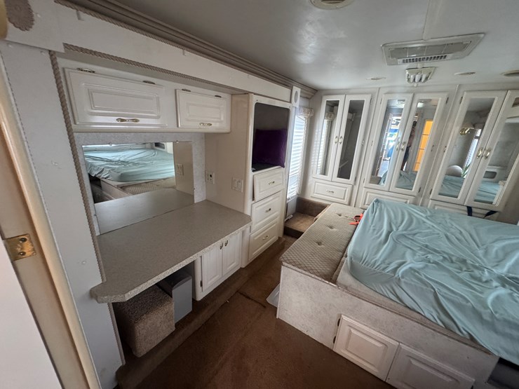 2003-gulfstream-motorhome-with-(4)-slideouts-cummins-diesel-pusher,-allison-automatic-image-25