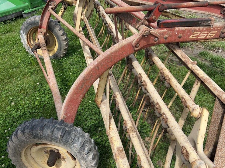 new-holland-256-image-3