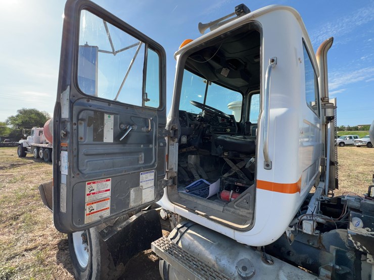 2001-mack-rd690s-image-27