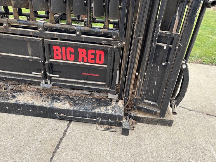 big-red-8-1/2ft-hydraulic-squeeze-chute-image-18