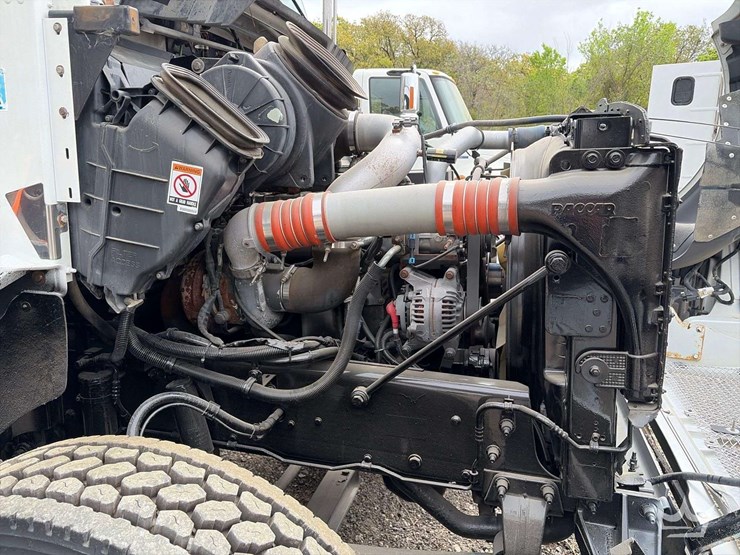 2011-kenworth-t300-image-16