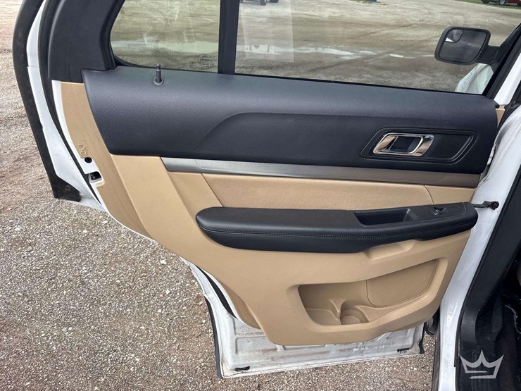 2016-ford-explorer-image-18