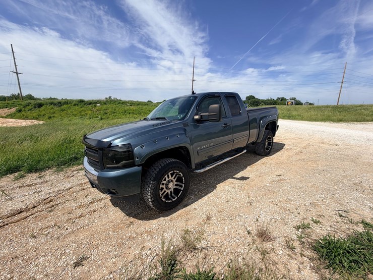 #24066-•-2011-chevrolet-silverado-pickup-truck-image-2