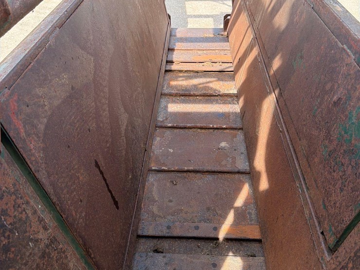 behlen-country-7ft-hydraulic-cattle-squeeze-chute-image-16