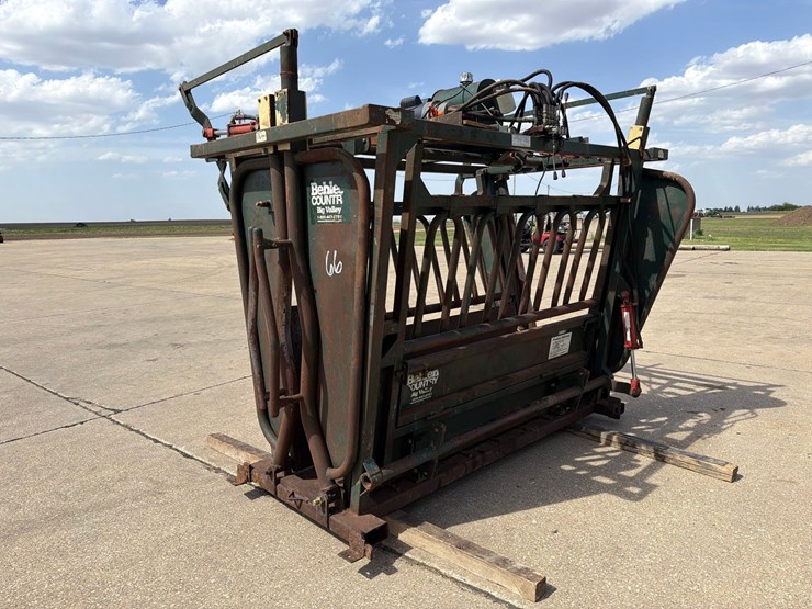 behlen-country-7ft-hydraulic-cattle-squeeze-chute-image-3