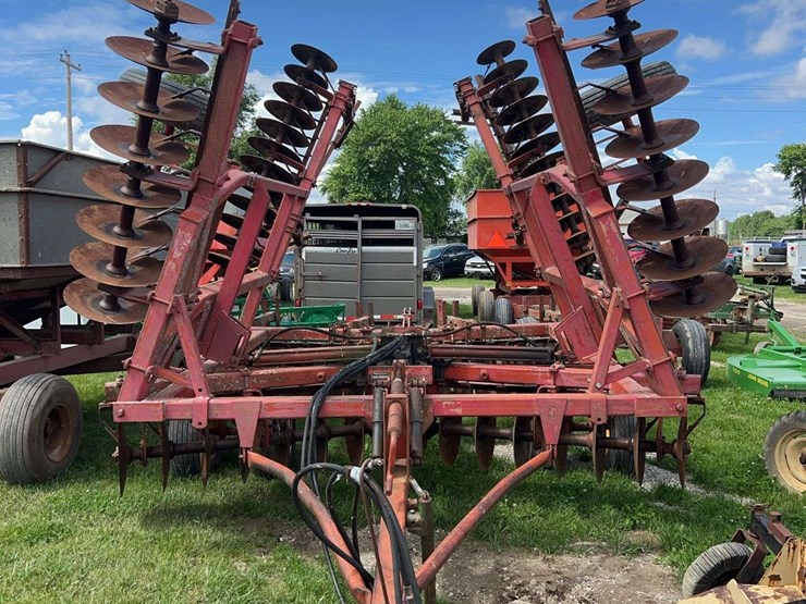 massey-ferguson-820-image-1