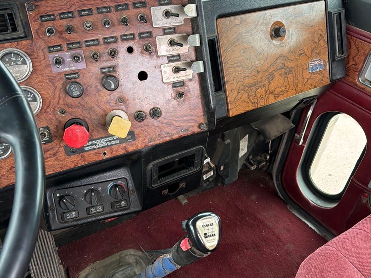 2000-peterbilt-379-image-37