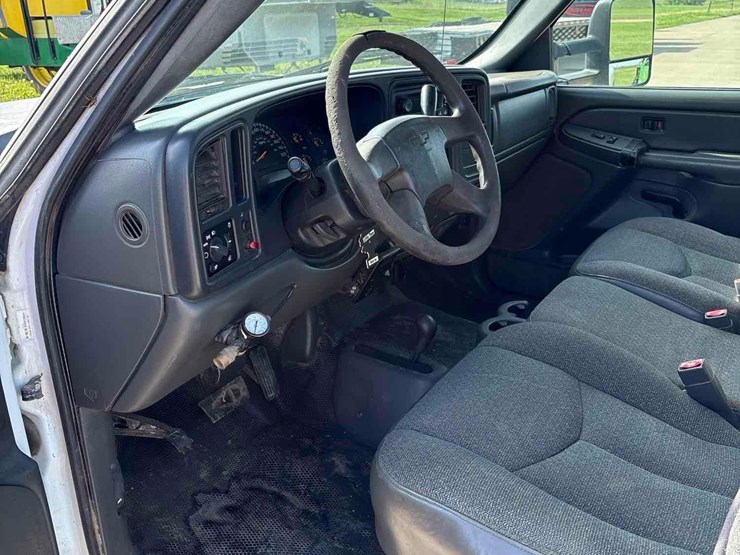 2004-chevrolet-2500hd-image-40
